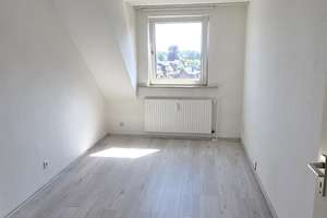 Hübsche Dachgeschosswohnung 3 Zimmer wird renoviert übergeben! – Essener Strasse 355, 46047 Bermensfeld, Oberhausen – Vorschaubild 9