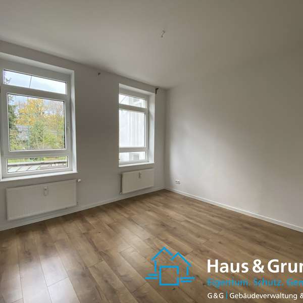 *** charmante 3-Zimmer-Wohnung - in ehemaliger Jugendstilvilla - großer Balkon - Blick ins Grüne ***