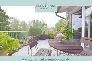Moderne, hochwertig ausgestattete Penthouse-Maisonette mit großer Dachterrasse + Carport