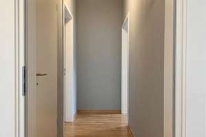 Barrierefreie Wohnung in Köln-Worringen in hist. Hofanlage! Terr., Pk, Wa-Bad m. Dusche,  Stellpl. – St-Tönnis-Straße 40e, 50769 Worringen, Köln – Vorschaubild 9