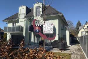 Neuwertige Doppelhaushälfte mit Südgarten - 
2 Tiefgaragenplätze