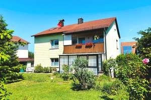 Sie wünschen sich viel Platz? Gepflegtes 2 Fam.-Haus mit Garage und Garten im ruhigen, sonnigen Gr� – Die vollständige Adresse der Immobilie erhältst du vom Anbieter., 97486 Königsberg in Bayern – Vorschaubild 1