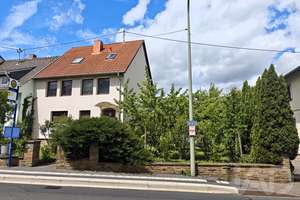 Mehrfamilienhaus mit drei Wohneinheiten und zusätzlichem Baugrundstück – seltene Gelegenheit in Bad 