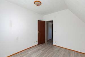 Solide DHH mit großzügigem Garten und großer Garage  in Sackgassenlage! Zeitnah beziehbar! – Die vollständige Adresse der Immobilie erhältst du vom Anbieter., 47804 Benrad-Süd, Krefeld – Vorschaubild 37