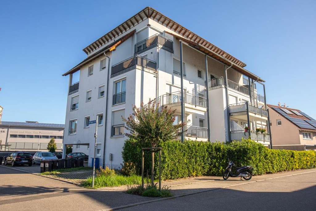 Immobilie in Ihringen - Zentral gelegene 3-Zimmer-Eigentumswohnung mit überdachtem Balkon und Stellplatz - Bild 0