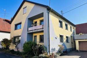 *PREISREDUZIERUNG* Energetisch modernisiertes 2-Fam.-Wohnhaus mit zusätzlich ausgeb. Dachgeschoss i – Die vollständige Adresse der Immobilie erhältst du vom Anbieter., 97461 Hofheim in Unterfranken – Vorschaubild 1