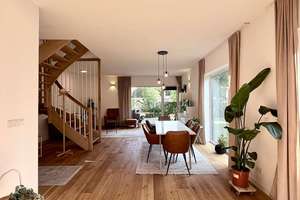 Lichtdurchflutet, modern, naturnah: Attraktives Eigenheim mit Garten – sofort einzugsbereit.