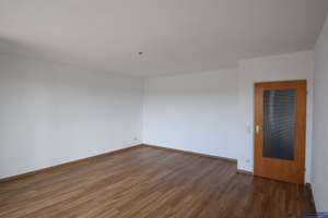 Schöneck:  Helle 3 Zimmerwohnung mit großer Loggia und Weitblick – Die vollständige Adresse der Immobilie erhältst du vom Anbieter., 61137 Schöneck – Vorschaubild 4