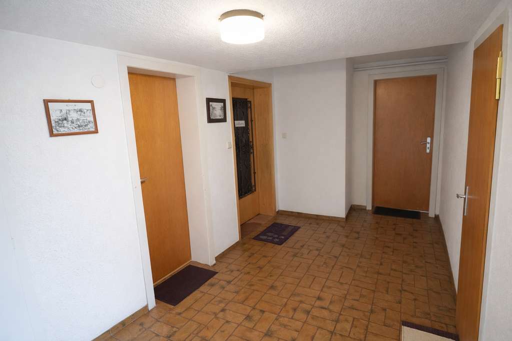 Immobilie in Iserlohn - Zentral gelegenes Zweifamilienhaus mit viel Potenzial, 6 Garagen und Halle - IS-Letmathe - Bild 4