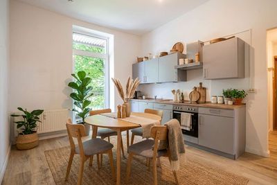 Erstklassige 2-Zimmer-Altbauwohnung mit grünem Südbalkon. PROVISIONSFREI!!