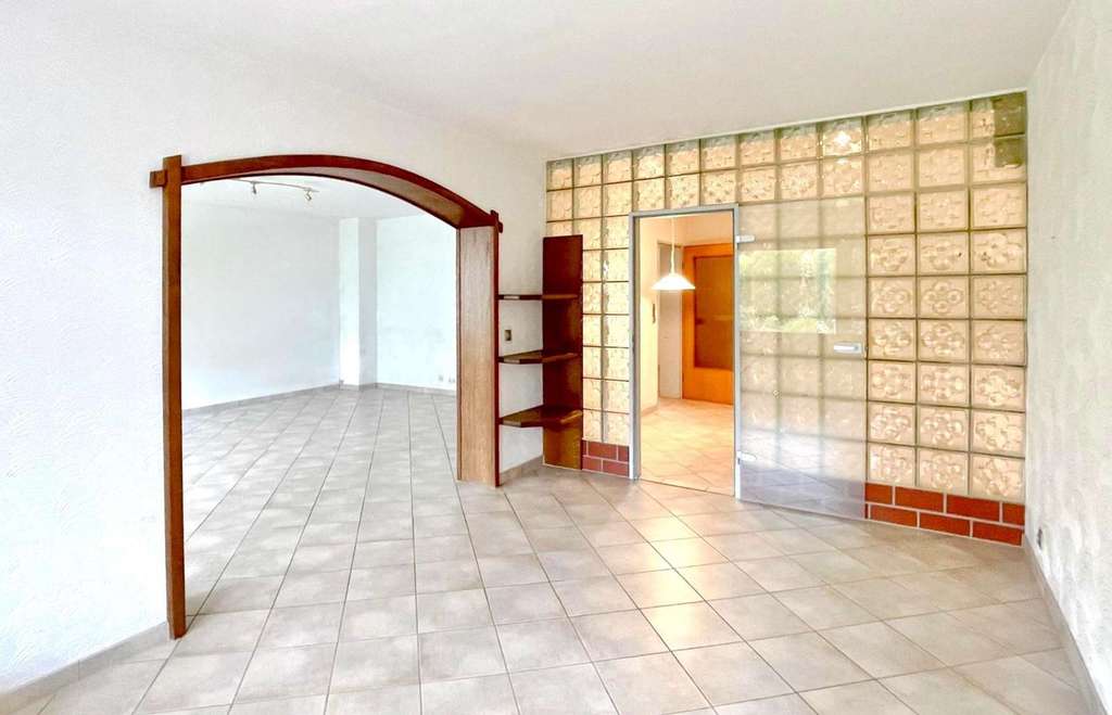 Wohnen mit Spa-Komfort: Eigene Terrasse & Zugang zu Schwimmbad & Sauna!