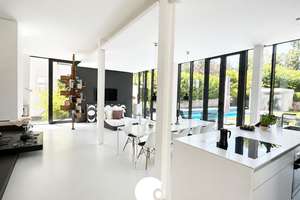 Futuristische Villa mit traumhaftem Garten und Pool in absoluter Bestlage