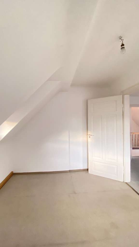 Immobilie in Kist - Charmantes Einfamilienhaus mit Balkon, Innenhof und geräumiger Scheune - Bild 4