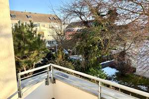 Chemnitz-Grüna: Sonnige 2-Raumwohnung mit Balkon + Tiefgaragenstellplatz in ruhiger Lage! – Die vollständige Adresse der Immobilie erhältst du vom Anbieter., 9224 Grüna, Chemnitz – Vorschaubild 2