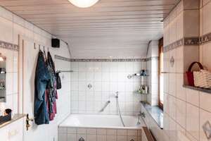 Wohnen über zwei Ebenen: Galerie, Südbalkon, 4 Zimmer | 2 Bäder | 2 Stellplätze | Energieeffizienz C – Die vollständige Adresse der Immobilie erhältst du vom Anbieter., 75397 Simmozheim – Vorschaubild 13