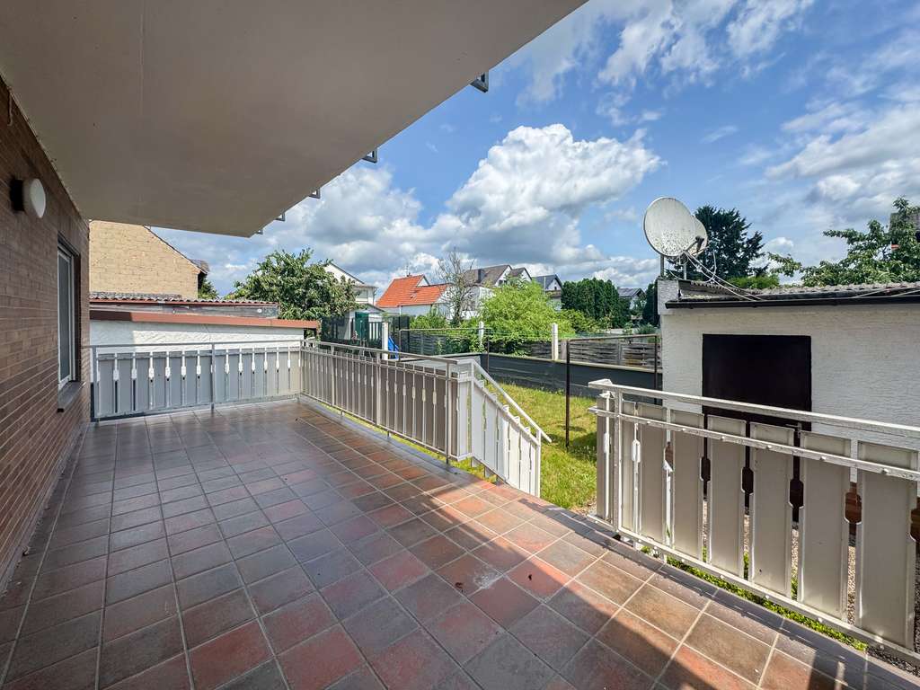 Immobilie in Riedstadt - Großzügiges und gepflegtes Zweifamilienhaus mit Garten, Terrasse, und Garagen sowie Ausbaupotenzial - Bild 1