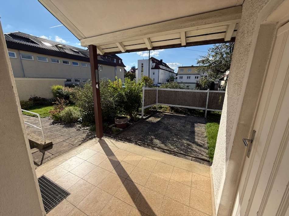 überdacht. Ausgang Terrasse