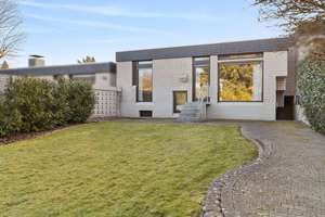 Zeitlose Architektur im Grünen – Außergewöhnliches Reihenmittelhaus im Bergwald-Karlsruhe – Die vollständige Adresse der Immobilie erhältst du vom Anbieter., 76228 Durlach, Karlsruhe – Vorschaubild 2