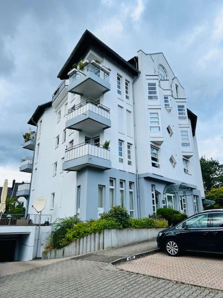Wiesbaden-Sonnenberg: Kaufpreis € 10.000,-- unter amtl. Wertgutachten mit 1 x TG- & 1 x Aussenplatz