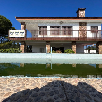 HAUS MIT GRUNDSTÜCK UND POOL