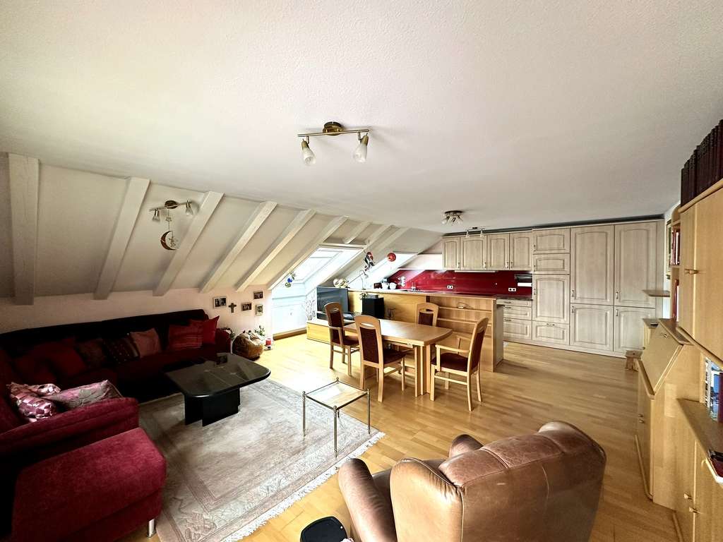 Immobilie in Hinterzarten - Schöne Dachgeschosswohnung mit Balkon, 2 Stellplätze und Gartenmitnutzung in Hinterzarten - Bild 3