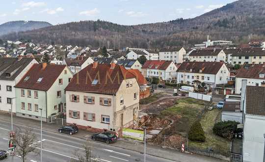 Baureifes Grundstück mit Bestand (3 Wohneinheiten) und Baugenehmigung für 6 weitere Wohneinheiten!