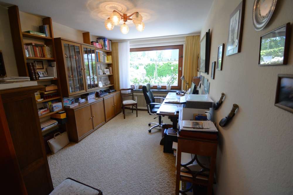 Immobilie in Weddingstedt - Großzügiger Winkelbungalow in ruhiger Wohnlage mit Ausbaureserve und gepflegtem Garten - Bild 1