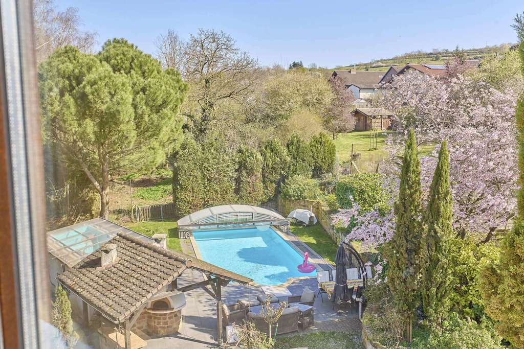 Immobilie in Mertesheim - Einzigartiges Anwesen mit viel Platz für Wohnen und Arbeiten mit traumhafter Gartenanlage und Pool - Bild 2