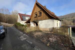 In schöner Ortsrand-/ Aussichtslage: Gepfl. EFH, u. a. mit Wintergarten, Kaminofen, Fußbodenheizung – Alte Weinstraße 33, 98554 Benshausen – Vorschaubild 2