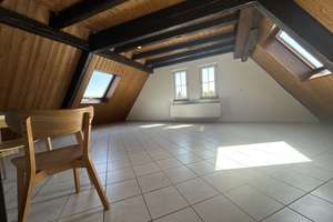 Wohnen mit Geschichte –  sehr schöne 1,5-Zimmer-Dachgeschosswohnung mit Spitzboden