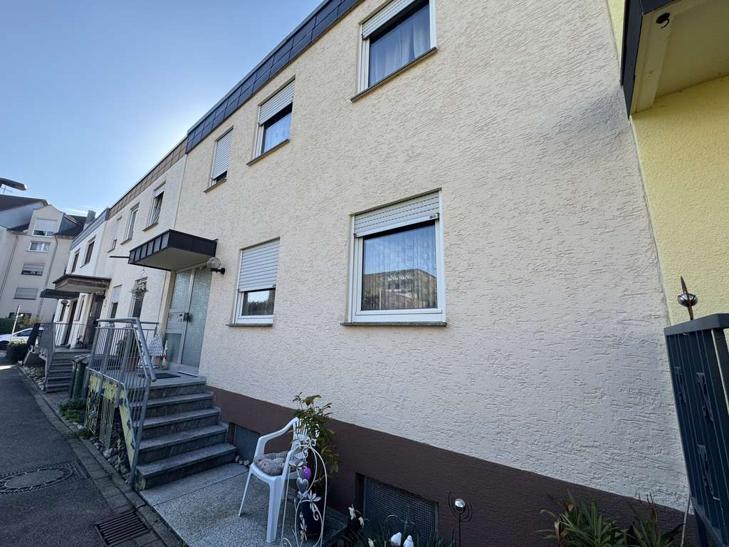 Immobilie in Remseck am Neckar - Wohnen in Neckarrems: 3-Zi.-EG-Wohnung mit Balkon & Hobbyraum im Zweifamilienhaus - Bild 1