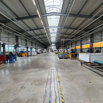 Großzügige Hallenfläche mit optimaler Verkehrsanbindung an B27 und A81