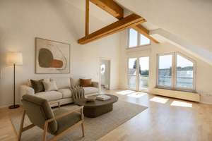 Hohe Decken, kleine WEG, neue Heizung - schöne Dachgeschosswohnung in Seckbach
