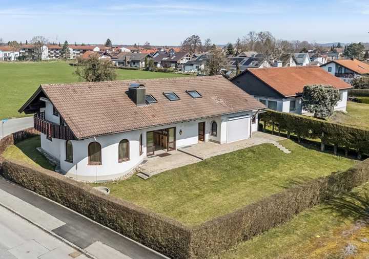 Großzügiges Wohnhaus mit zwei Wohnungen in exklusiver Lage nähe Yachthafen von Langenargen a. Bodens