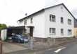 Freistehendes Zweifamilienhaus mit Carport und Gartenhaus