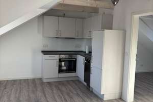 Charmante 2-Zimmer-Wohnung im Dachgeschoss am Dreiecksplatz in Kiel – Koldingstraße 8, 24105 Brunswik, Kiel – Vorschaubild 2
