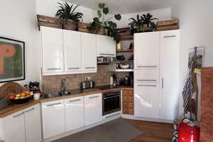 Helle und voll möblierte 2.5 Zimmer- Altbauwohnung mit Südbalkon - 9 bis 12 Monate Untermiete  – München – Vorschaubild 4