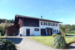 Bauernhaus – teilsaniert, als Ein- oder Zweifamilienhaus nutzbar, in ruhiger Lage in Oberteisendorf – Die vollständige Adresse der Immobilie erhältst du vom Anbieter., 83317 Teisendorf – Vorschaubild 1