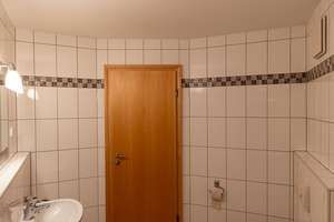 Extravagantes Einfamilienhaus mit großem Garten, Sauna und Doppelgarage in Essenbach – Die vollständige Adresse der Immobilie erhältst du vom Anbieter., 84051 Essenbach – Vorschaubild 19