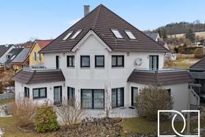 Exklusives Architektenhaus! Energieeffizientes EFH mit gepflegtem Garten in begehrter Lage – Die vollständige Adresse der Immobilie erhältst du vom Anbieter., 95463 Bindlach – Vorschaubild 1