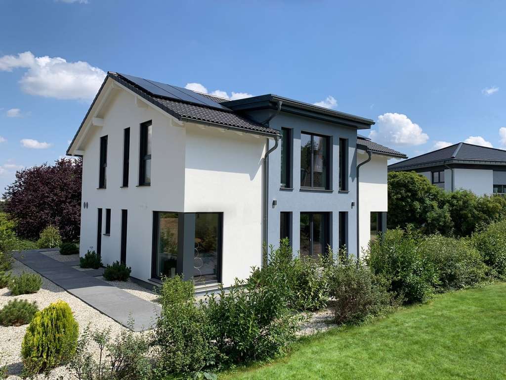 Immobilie in Stollberg/Erzgebirge - GENIESSEN SIE DIE TRAUMHAFTE AUSSICHT VON DER TERRASSE IHRES HAUSES! TELEFON 01714863595   - Bild 2