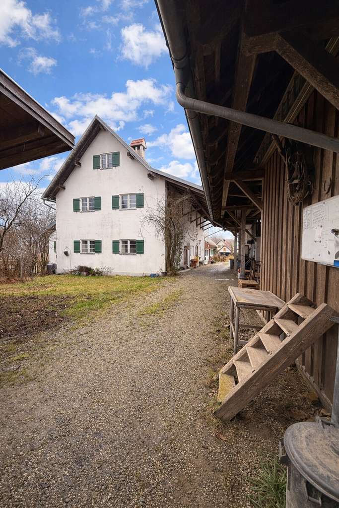 Immobilie in Eurasburg - Bauernhof mit Wohnbebauung, Pferdestall und angrenzender Koppel auf großzügigem Grundstück 9716 qm - Bild 1