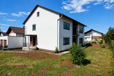 Freistehendes Zweifamilienhaus: 891 m² Grund, schöne, ruhige Lage
