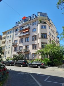 Lindenhof: Attraktive 2-Zimmer-Wohnung mit Balkon unmittelbar am Rhein
