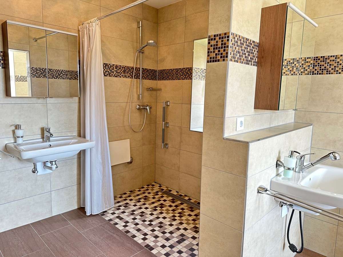 Immobilie in Perasdorf - Nh. St. Englmar: Herrenhaus zum Renovieren m. 3.000 m2 Grund + Gartenhaus-idyllische Waldrandlage! - Bild 0