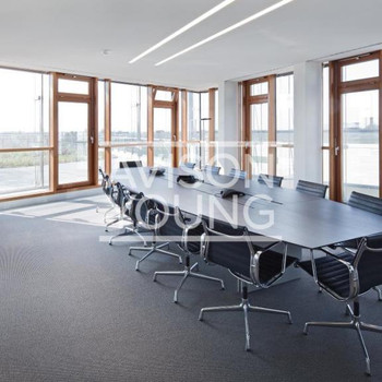 Ein architektonisches Statement am Wasser – modernes Arbeiten mit Weitblick