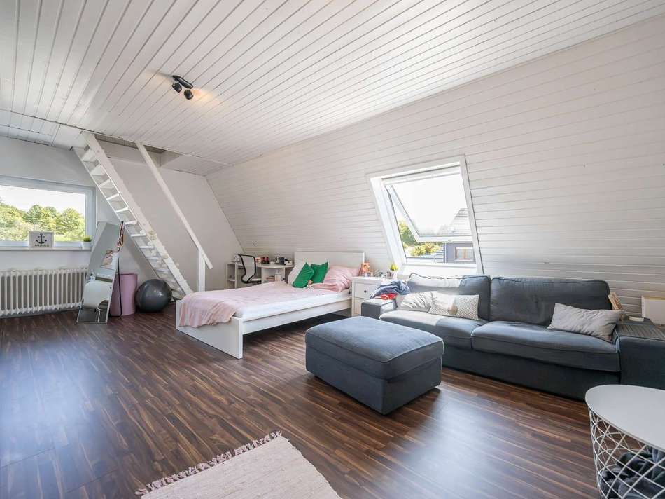 mit weiterem Zimmer und ausgeb