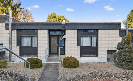 Zeitlose Architektur im Grünen – Außergewöhnliches Reihenmittelhaus im Bergwald-Karlsruhe