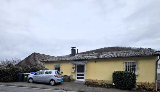 Bild von 3-4 Familienhaus mit Bungalow, 4 Garagen und großer Halle!