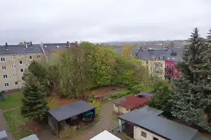 Weitblick garaniert! - Großer Südbalkon an einer schönen 3-Raum im DG auf dem Sonnenberg – Sonnenstr. 78, 9130 Chemnitz – Vorschaubild 2